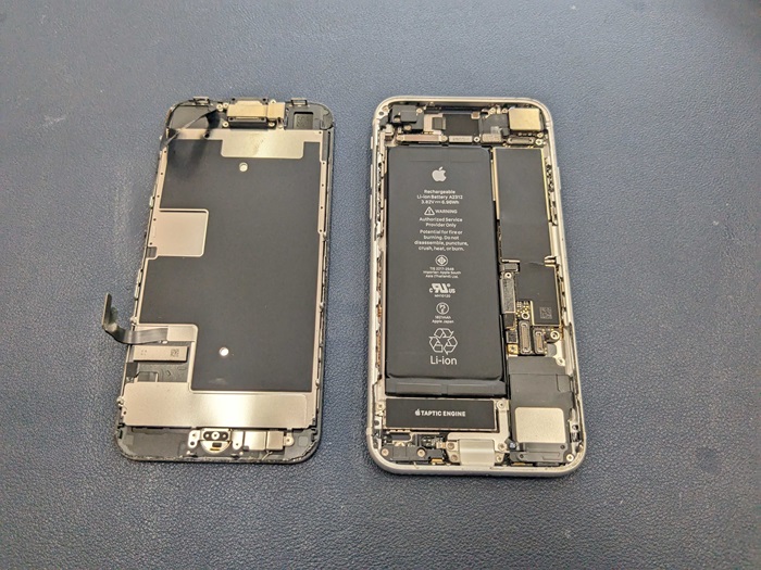 iPhone SE2】中身がむき出しの画面割れ！こんな酷い割れも直るの